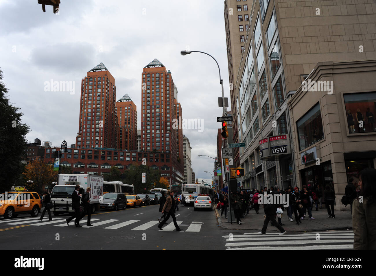 Grauen Himmelsblick auf roten Ziegeln Zeckendorf Türme, Menschen überqueren East 14th Street an University Place, Union Square, New York Stockfoto