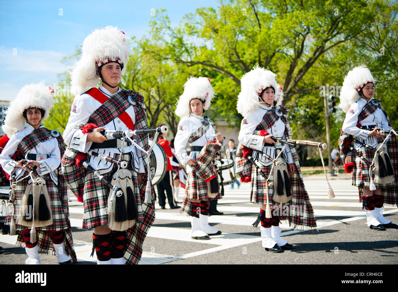 Ein Turm Blaskapelle Schlange und den Einstieg in Bildung für die Washington DC National Cherry Blossom Parade. Stockfoto