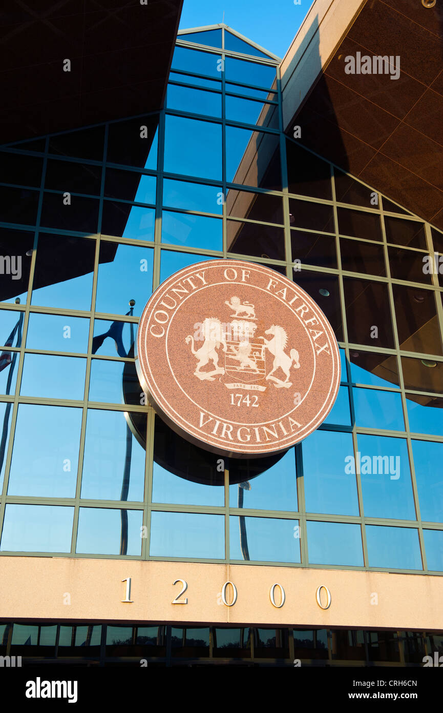 Die Fairfax County Virginia Regierung Dichtung an der vorderen gespiegelt Panel Windows der Grafschaft Bürogebäude Stockfoto