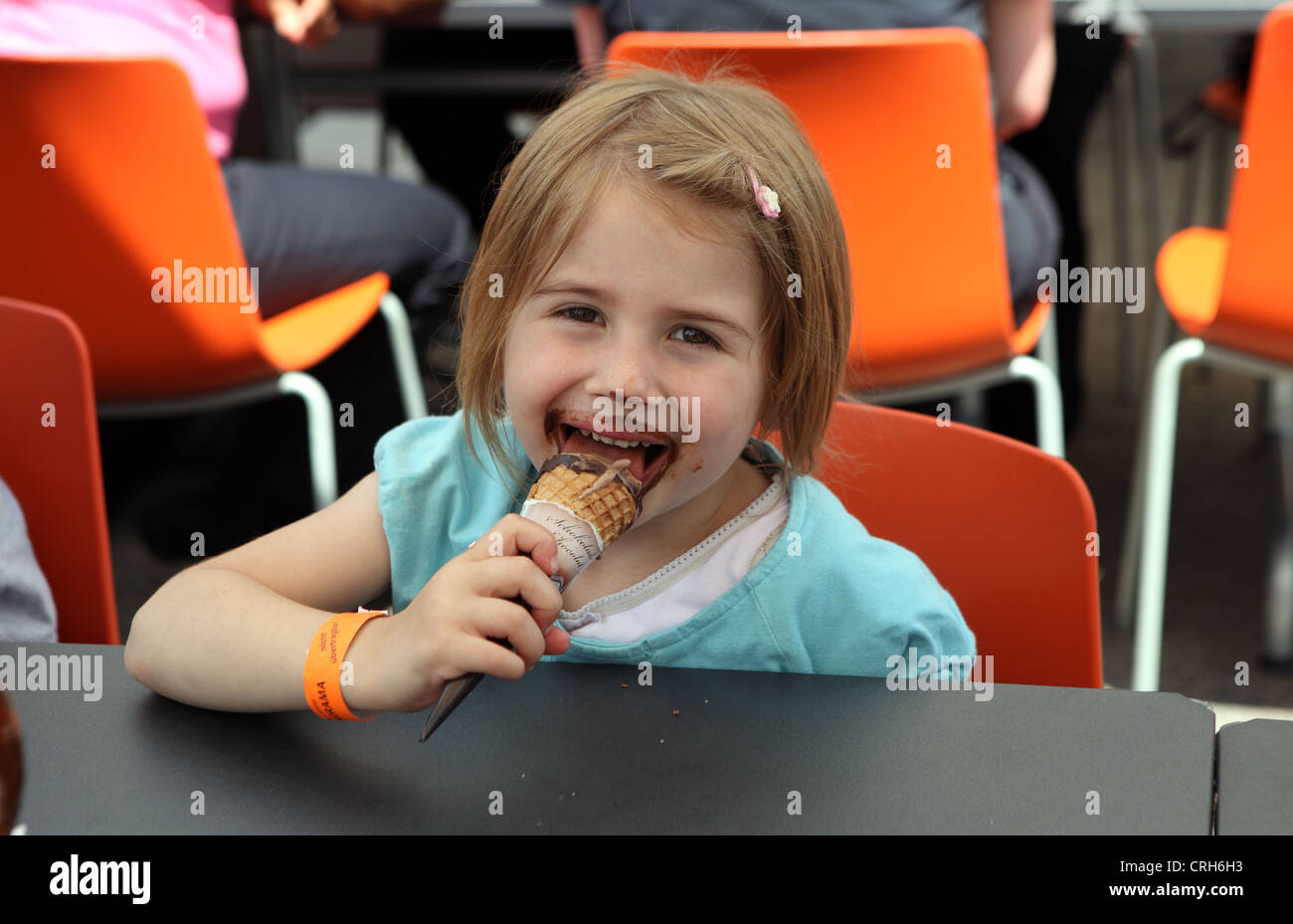 Fröhliches junges Mädchen mit Eiscreme-Kegel an der Technorana Swiss Science Museum Winterthur, Schweiz Stockfoto