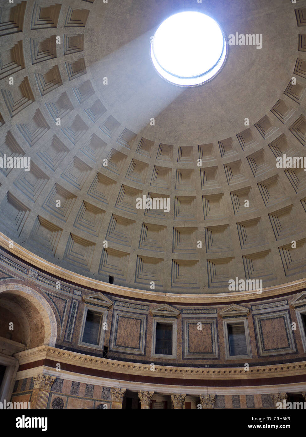 Blick ins Innere des Pantheon in Rom mit einer Welle des Lichtes, die Eingabe über das Oculus Stockfoto