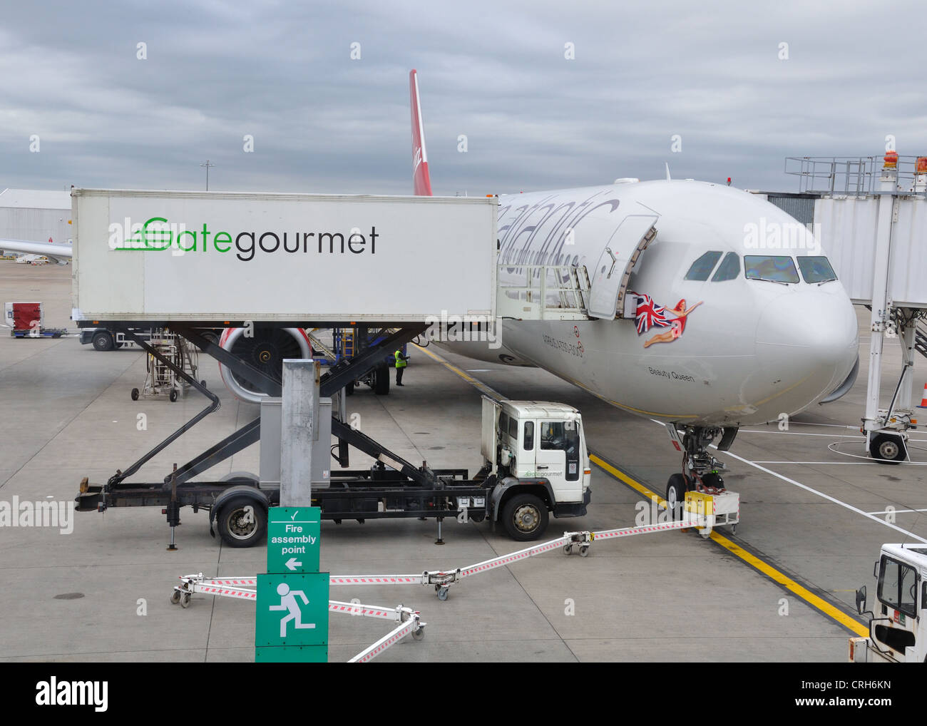 Eine Jungfrau Atlantik Flugzeug erhält Service von Gate Gourmet am Flughafen Glasgow. Stockfoto