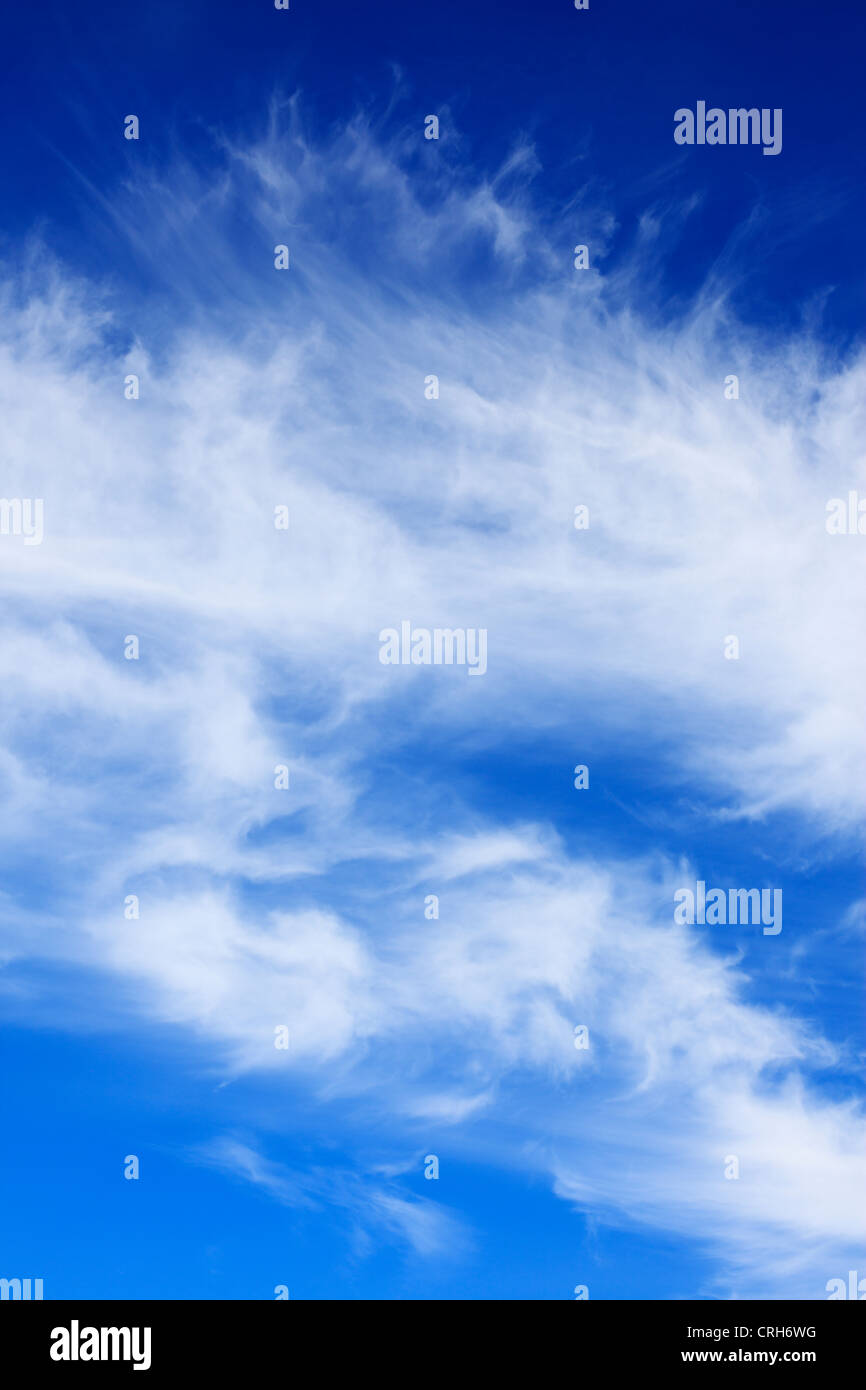 Einige weiße Wolkenfetzen über den Himmel bewegen. Stockfoto