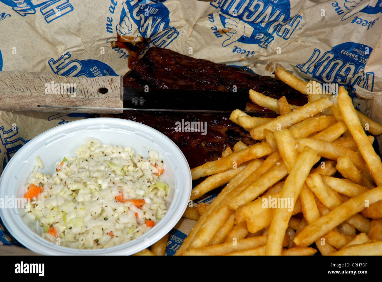 Gegrilltes Schweinefleisch Rippchen Krautsalat Pommes frites Mittagsrestaurant Messer Hangout Stockfoto