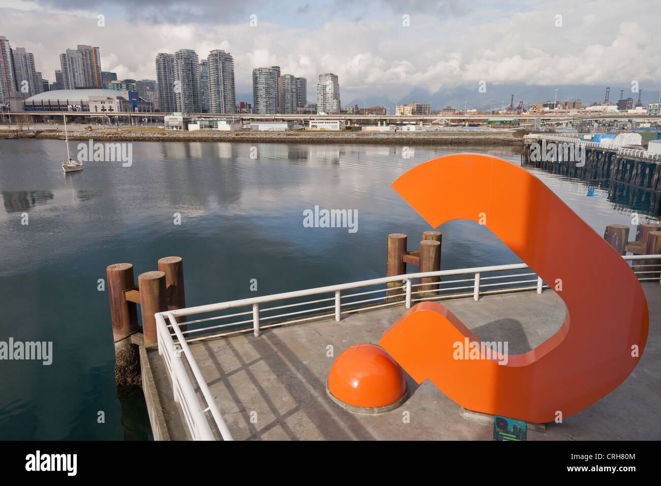 Große orange Fragezeichen Kunstinstallation entlang False Creek in Downtown Vancouver. Stockfoto