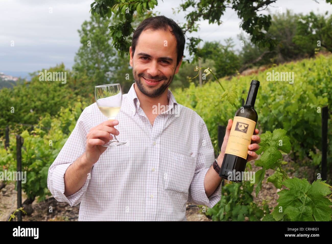 Ein Mann (ein Gutsverwalter) hält sich ein Glas Wein in einem Anwesen in der Douro-Tal in Portugal. Stockfoto