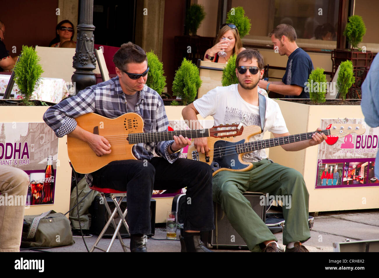 Zwei Männer spielen Gitarre in den Straßen von Danzig Polen Stockfoto