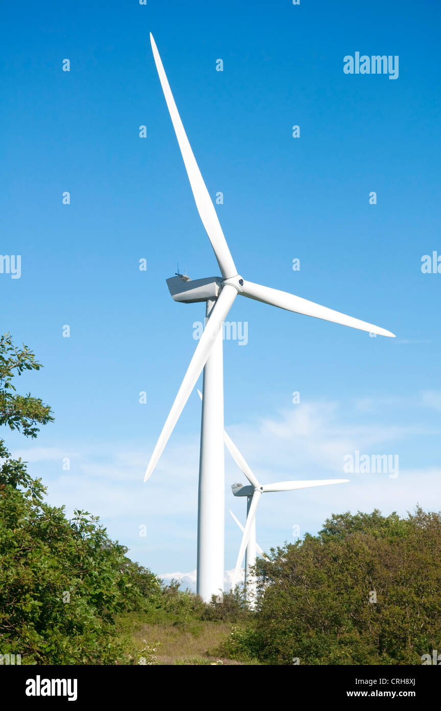 Windkraftanlagen reinigen blauer Himmelshintergrund Stockfoto