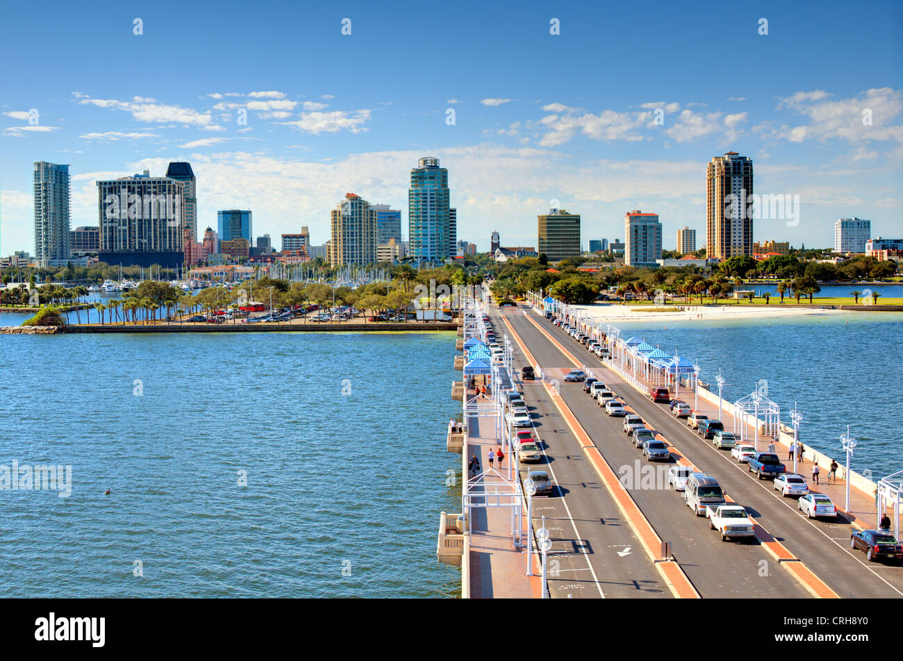 Skyline von Saint Petersburg, Florida vom Pier entfernt. Stockfoto