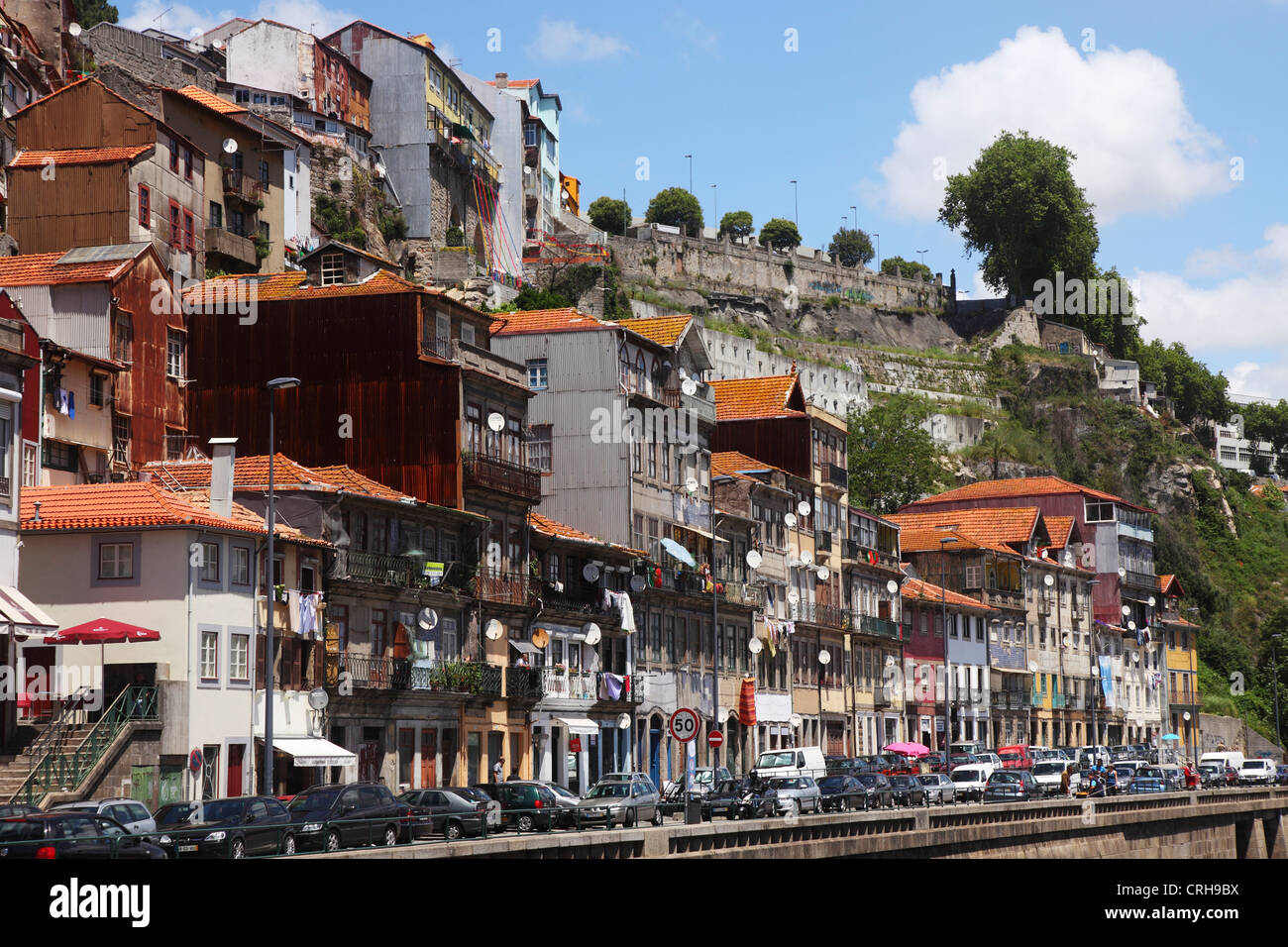 Bunte Fassaden in der Ribeira Bezirk von Porto, Portugal. Stockfoto