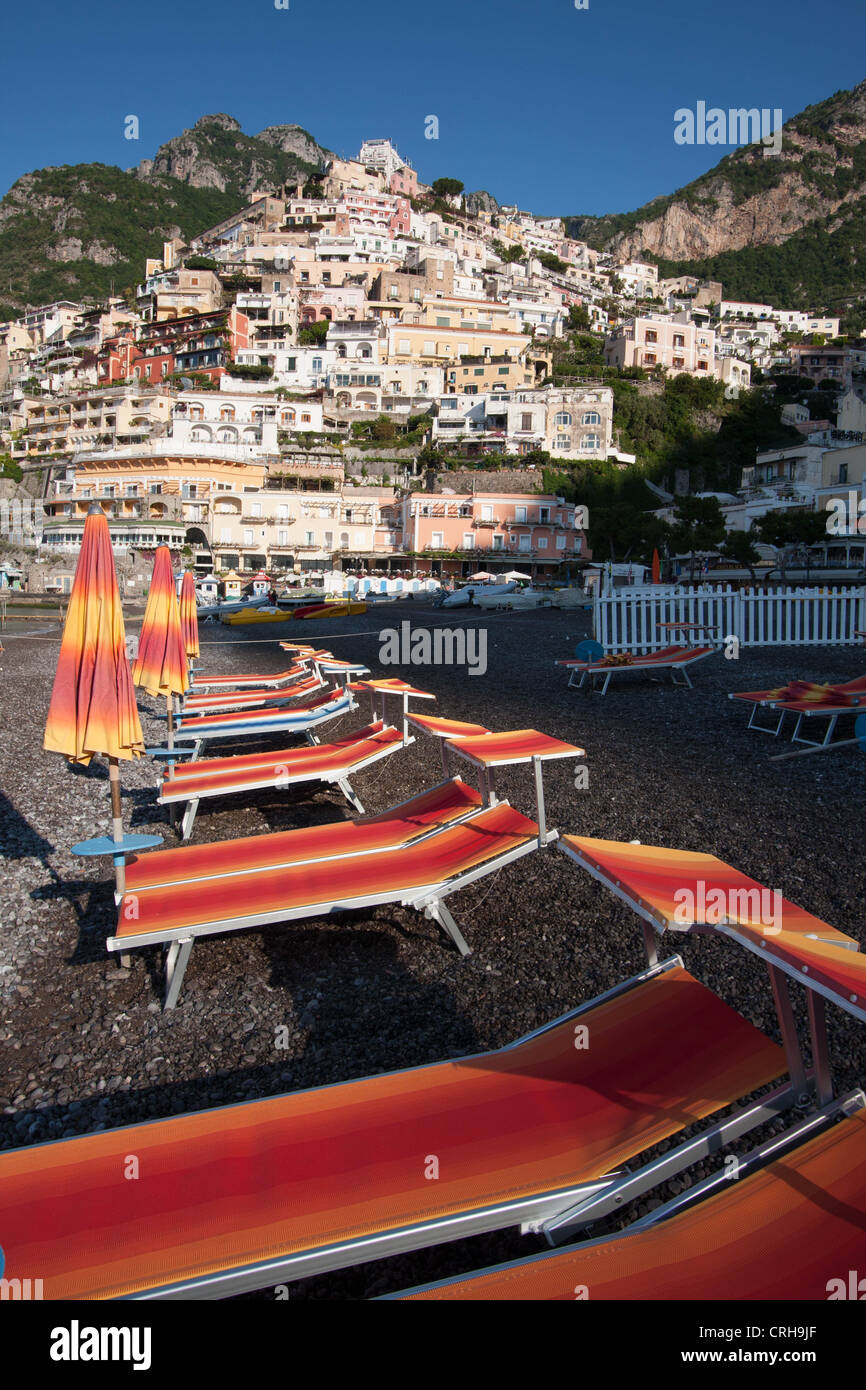 Liegen nach außen und bereit, am Strand von Positano, Amalfi Küste, Italien Stockfoto