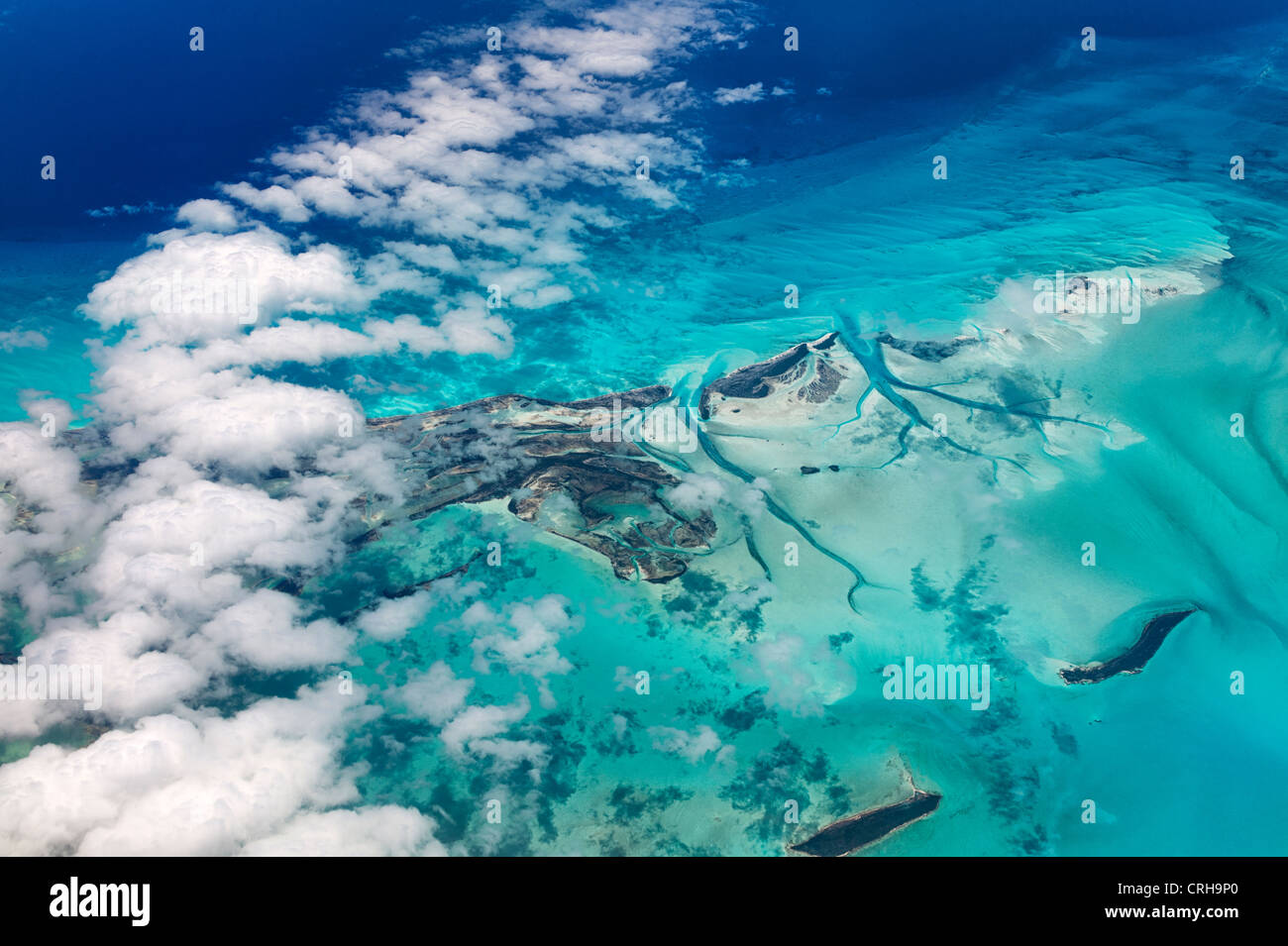 Luftbild von Inseln und Wolken auf den Bahamas. Stockfoto