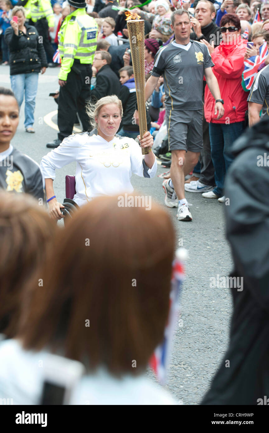 Olympische Fackel durch Brighouse von Behindertensportler Hannah Cockroft durchgeführt Stockfoto