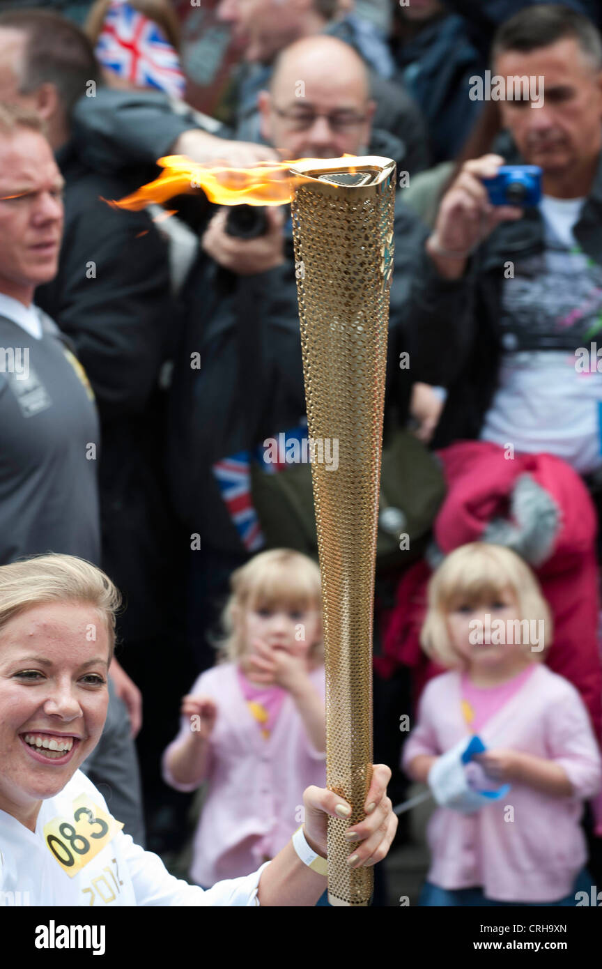 Olympische Fackel durch Brighouse von Behindertensportler Hannah Cockroft durchgeführt Stockfoto