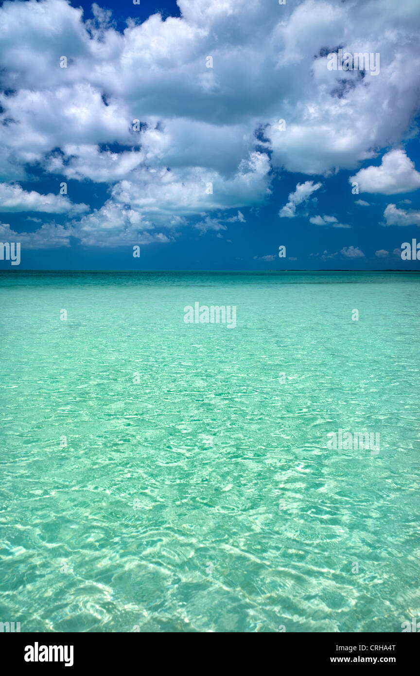 Sapodilla Bay mit Wolken. Providenciales. Turks- und Caicosinseln Stockfoto