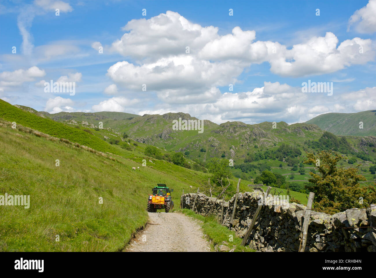 Traktor auf dem richtigen Weg im Kentmere Valley, Lake District National Park, Cumbria, England UK Stockfoto