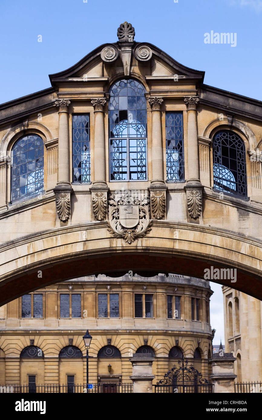 Sheldonian Theatre Oxford, hinter Hertford Brücke, allgemein bekannt als die Seufzerbrücke. Stockfoto