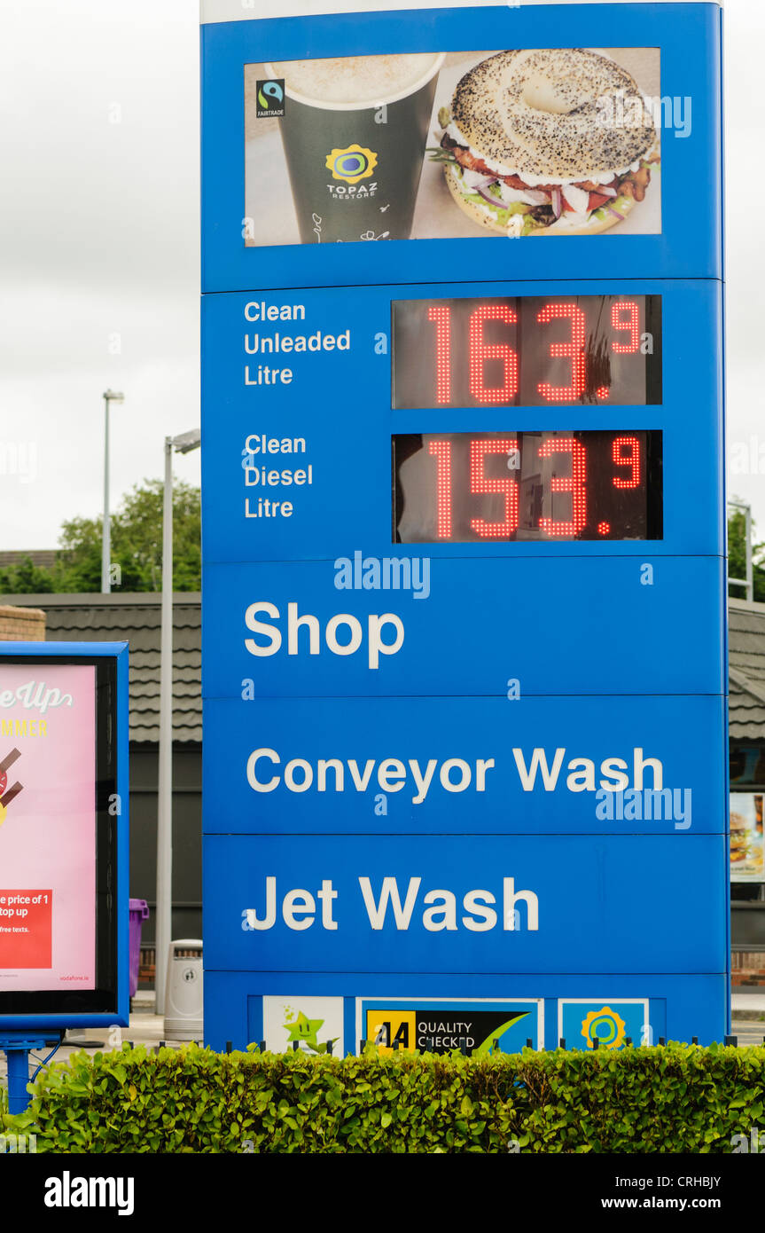 Schild an einer Tankstelle bleifreies Benzin auf Verkauf für 163,9 und Diesel bei 153,9 zeigen Stockfoto