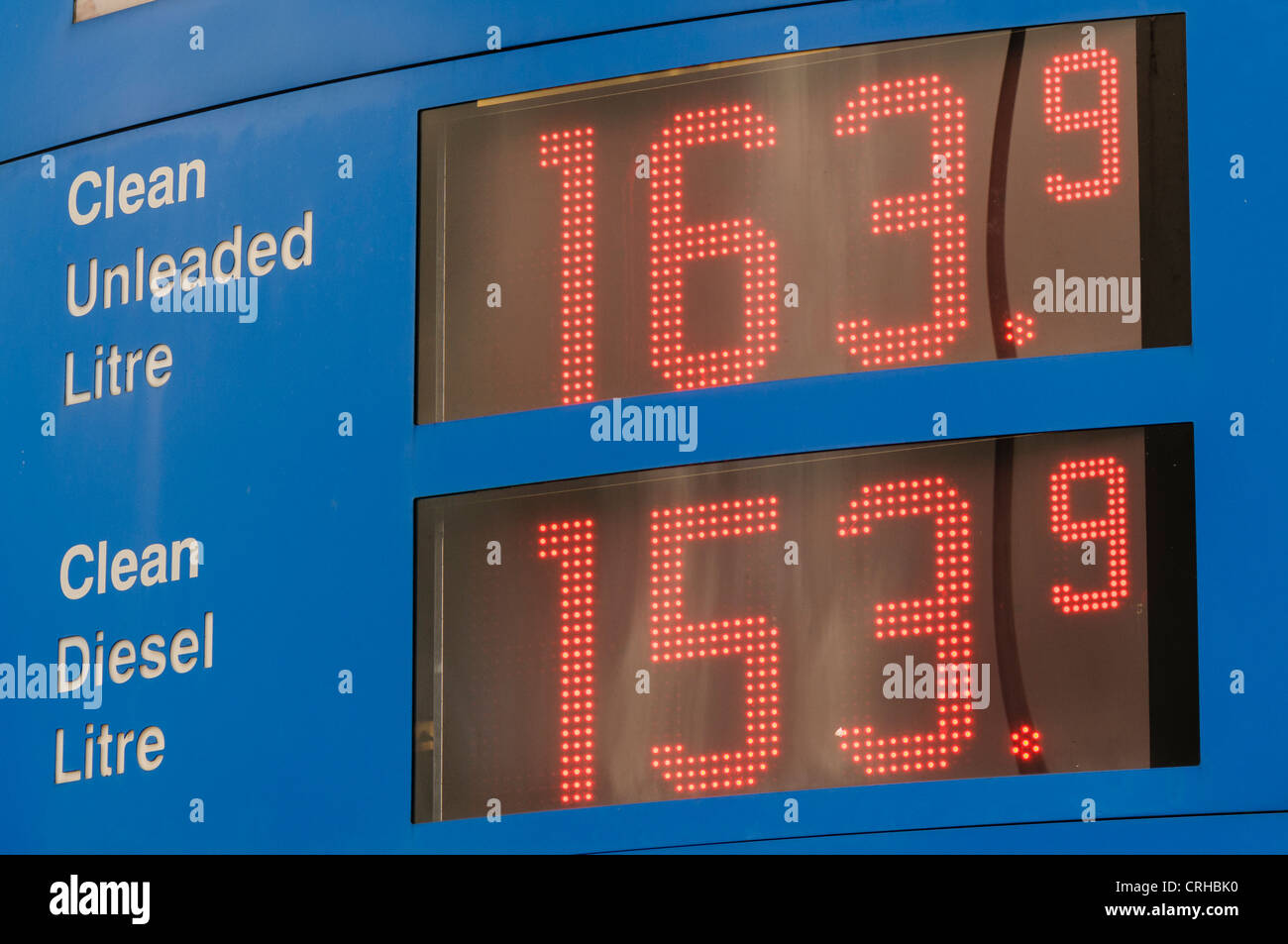 Schild an einer Tankstelle bleifreies Benzin auf Verkauf für 163,9 und Diesel bei 153,9 zeigen Stockfoto