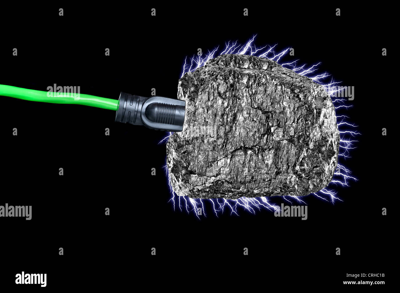 Ein Konzeptbild eines Verlängerungskabels an ein Stück Steinkohle mit elektrischen Strom angeschlossen. Stockfoto