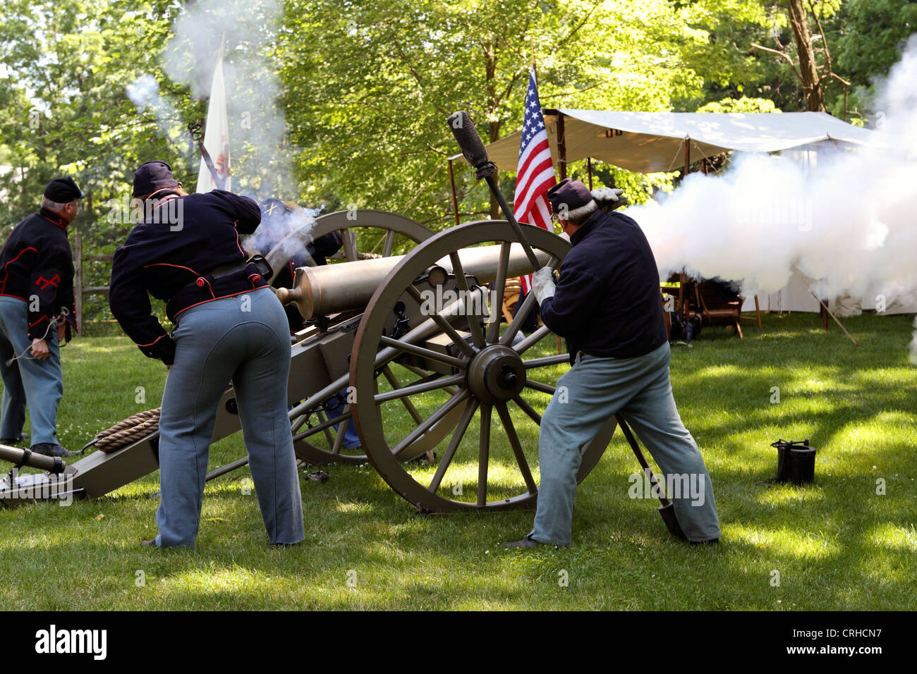 Ein American Civil War Reenactment. Historischen Ehrenpreis, Morristown, NJ, USA. Eine Union Kanone abfeuern Stockfoto