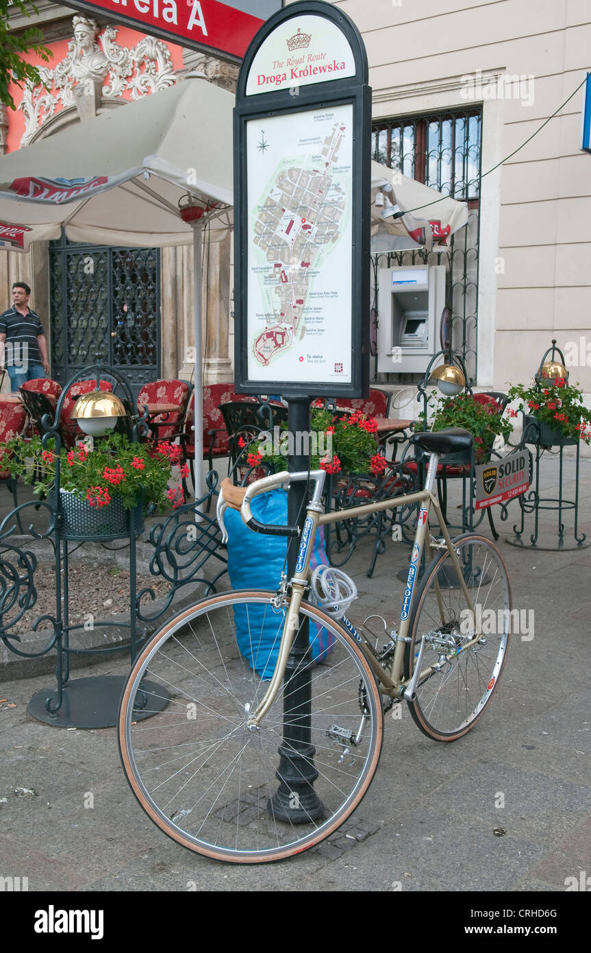 Vintage Benotto Rennrad gestützt gegen Post auf dem Marktplatz, Krakau,  Polen Stockfotografie - Alamy