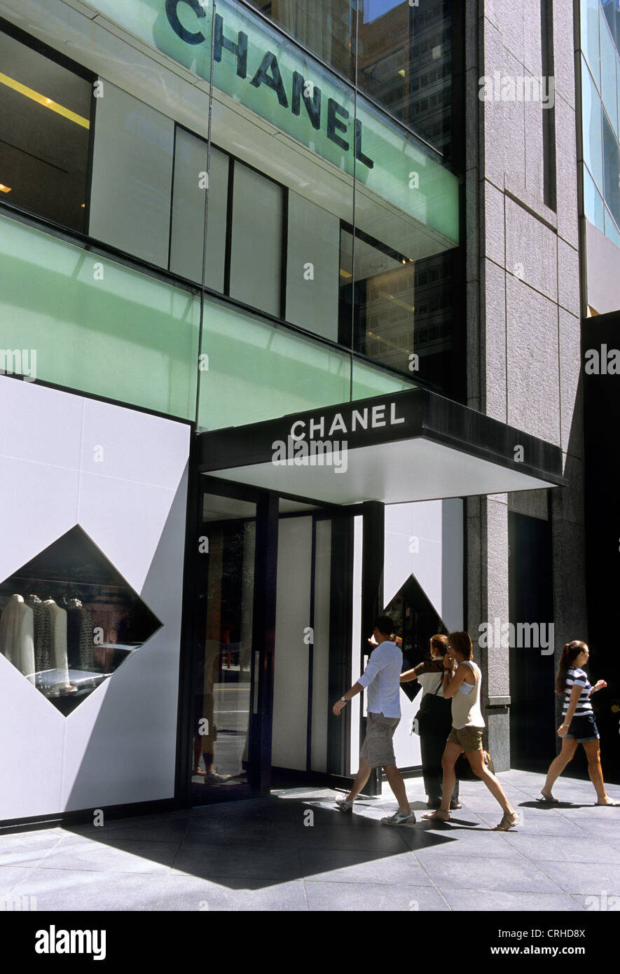 New York City Menschen betreten und verlassen der Chanel-Store auf der 57th Street Midtown Manhattan USA Stockfoto