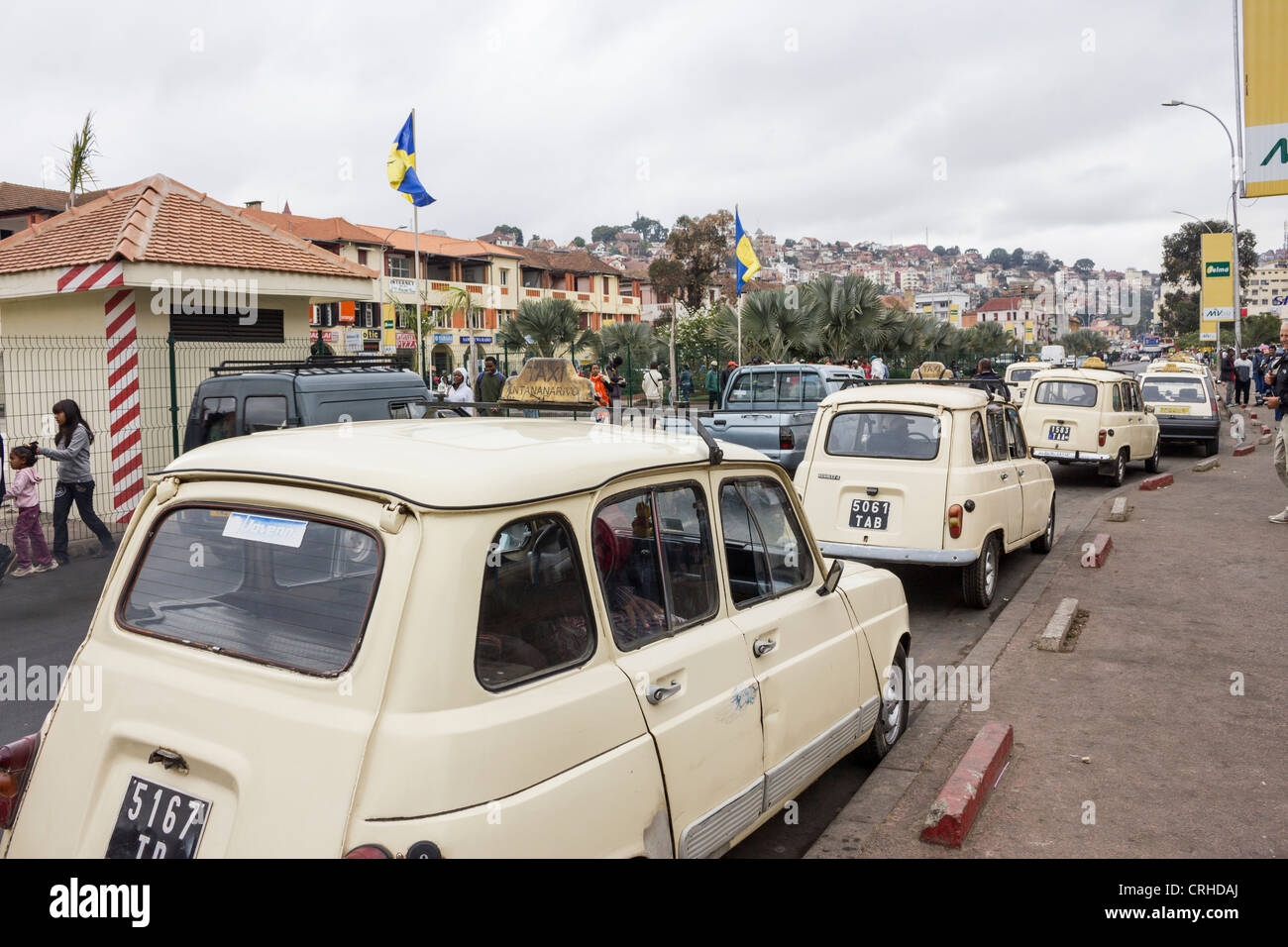 Renault 4 Autos auf der Straße, Antananarivo, Madagaskar Stockfoto