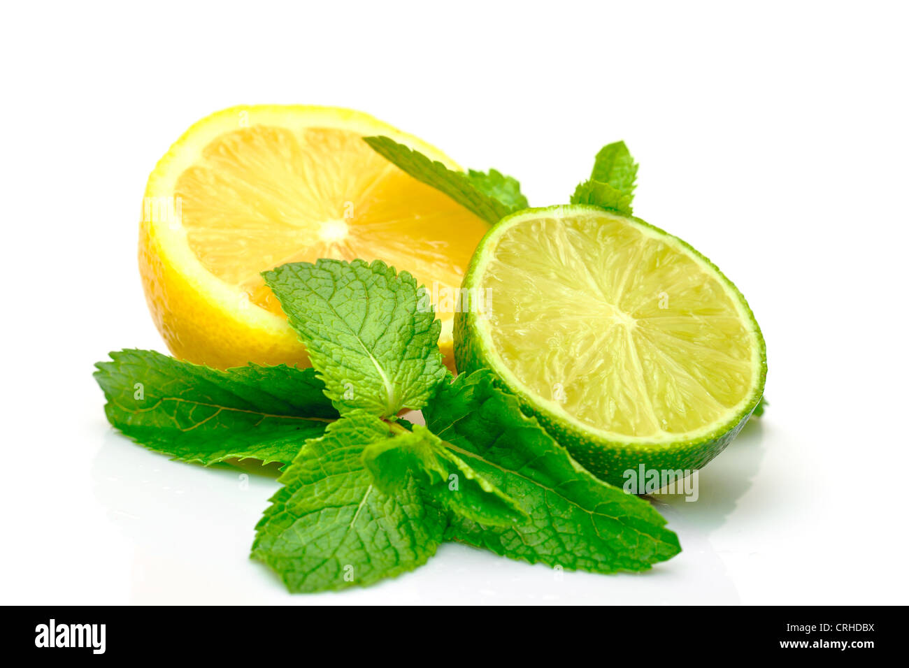 Frische Zitrone, Limette und Minze, isoliert auf weißem Hintergrund Stockfoto