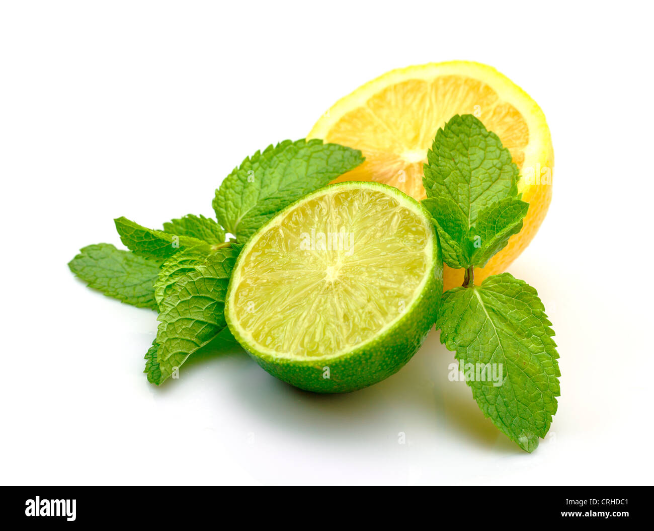 Frische Zitrone, Limette und Minze, isoliert auf weißem Hintergrund Stockfoto