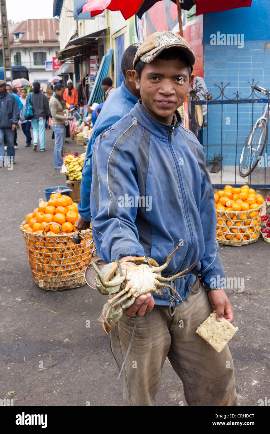 Krabben Sie-Verkäufer showin seine waren, Markt Analakely, Antananarivo, Madagaskar Stockfoto