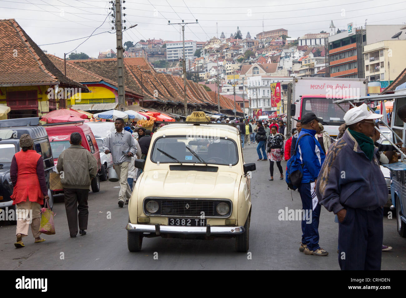 Renault 4 Taxi Auto auf Straße, Markt Analakely, Antananarivo, Madagaskar Stockfoto