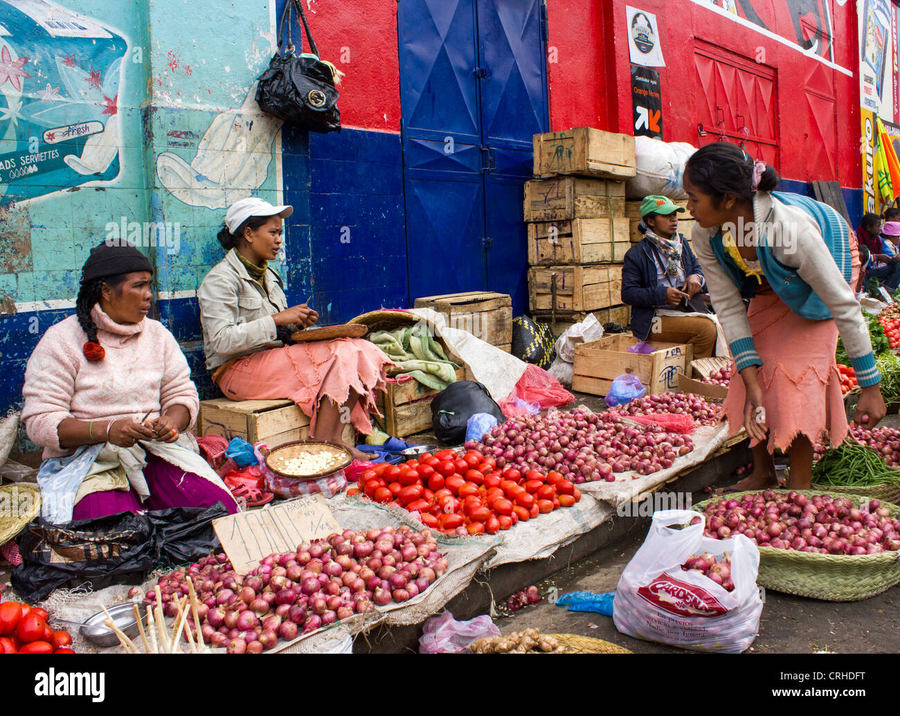 Zwiebeln und Tomaten Verkäufer, Markt Analakely, Antananarivo, Madagaskar Stockfoto