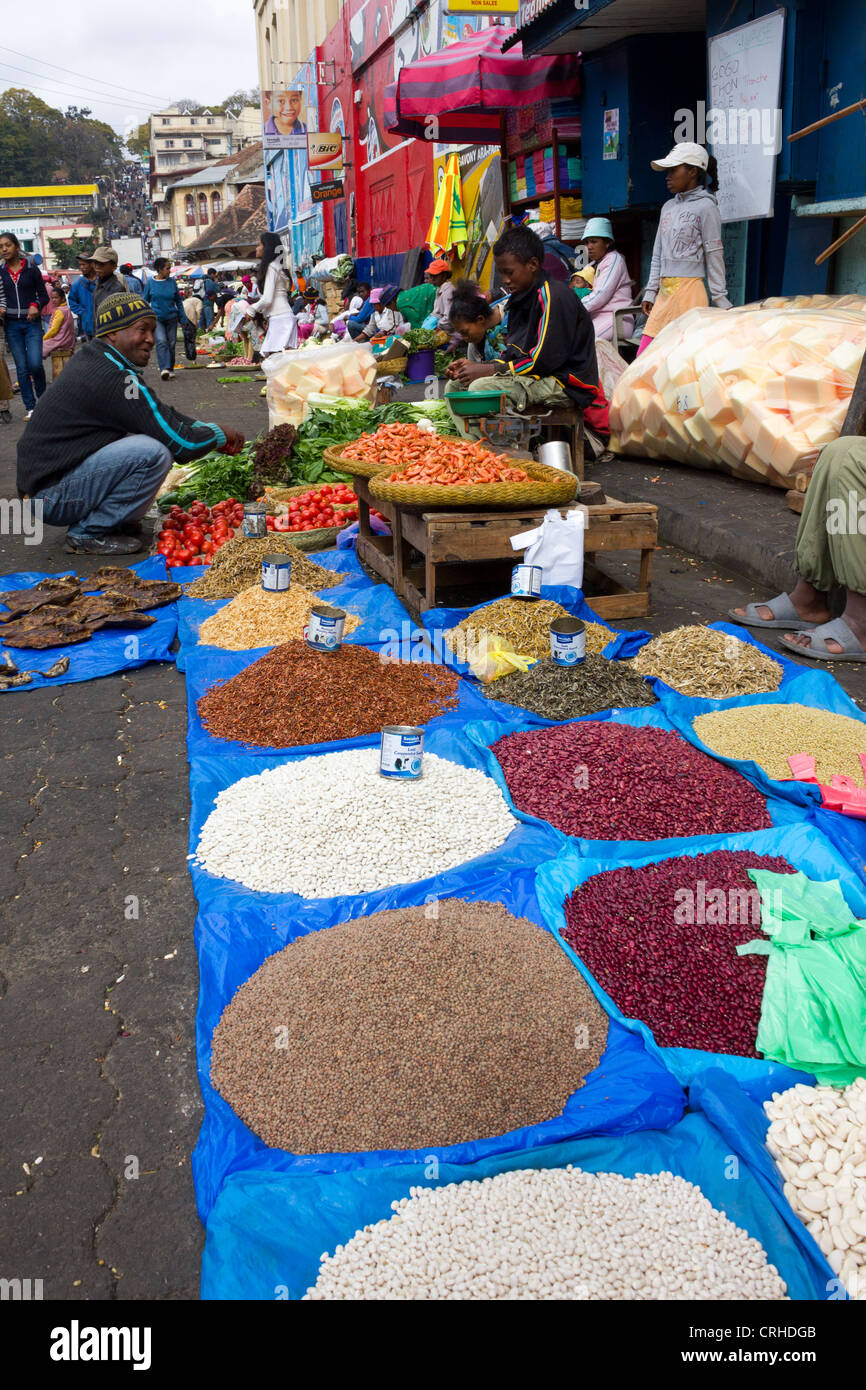 Bohne und Trockenfisch Verkäufer, Markt Analakely, Antananarivo, Madagaskar Stockfoto