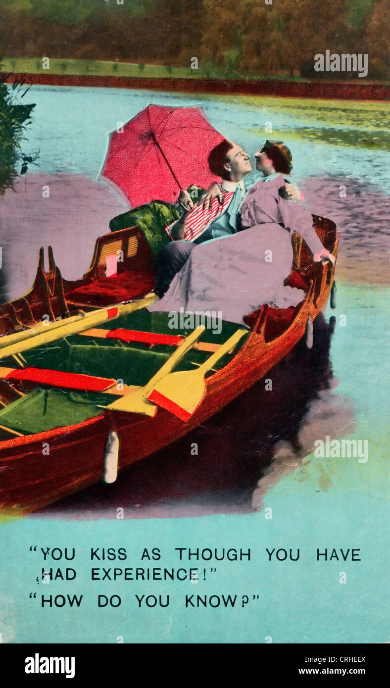 Dich zu küssen, als ob Sie Erfahrung gehabt haben - wie Sie - Dialog zwischen Mann und Frau auf einem kleinen Boot - lustige alte Karte wissen Stockfoto
