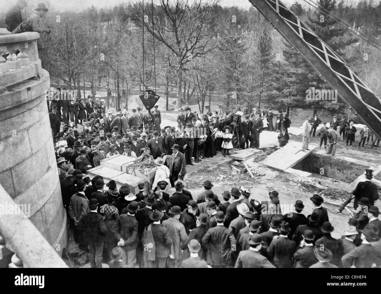 Menschen versammelten sich um Kiste, Sarg von Präsident Abraham Lincoln, im Hintergrund, leeres Grab und Kran & Riemenscheibe enthält. 1901 Stockfoto