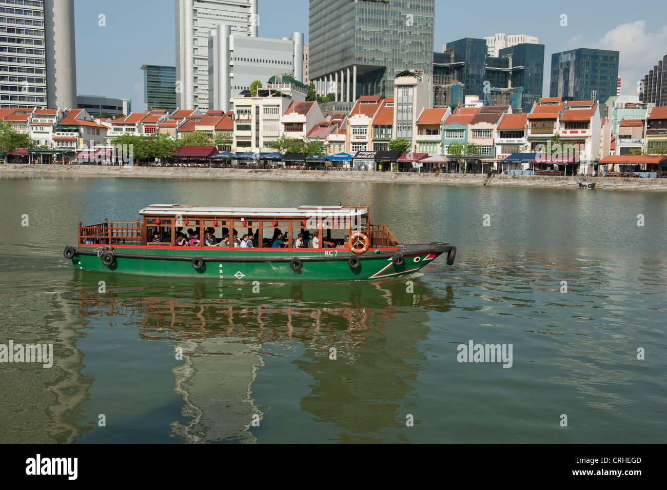 Ausflugs- und Fähre Boot am Singapore River vor Boat Quay tagsüber in Singapur, Asien Stockfoto