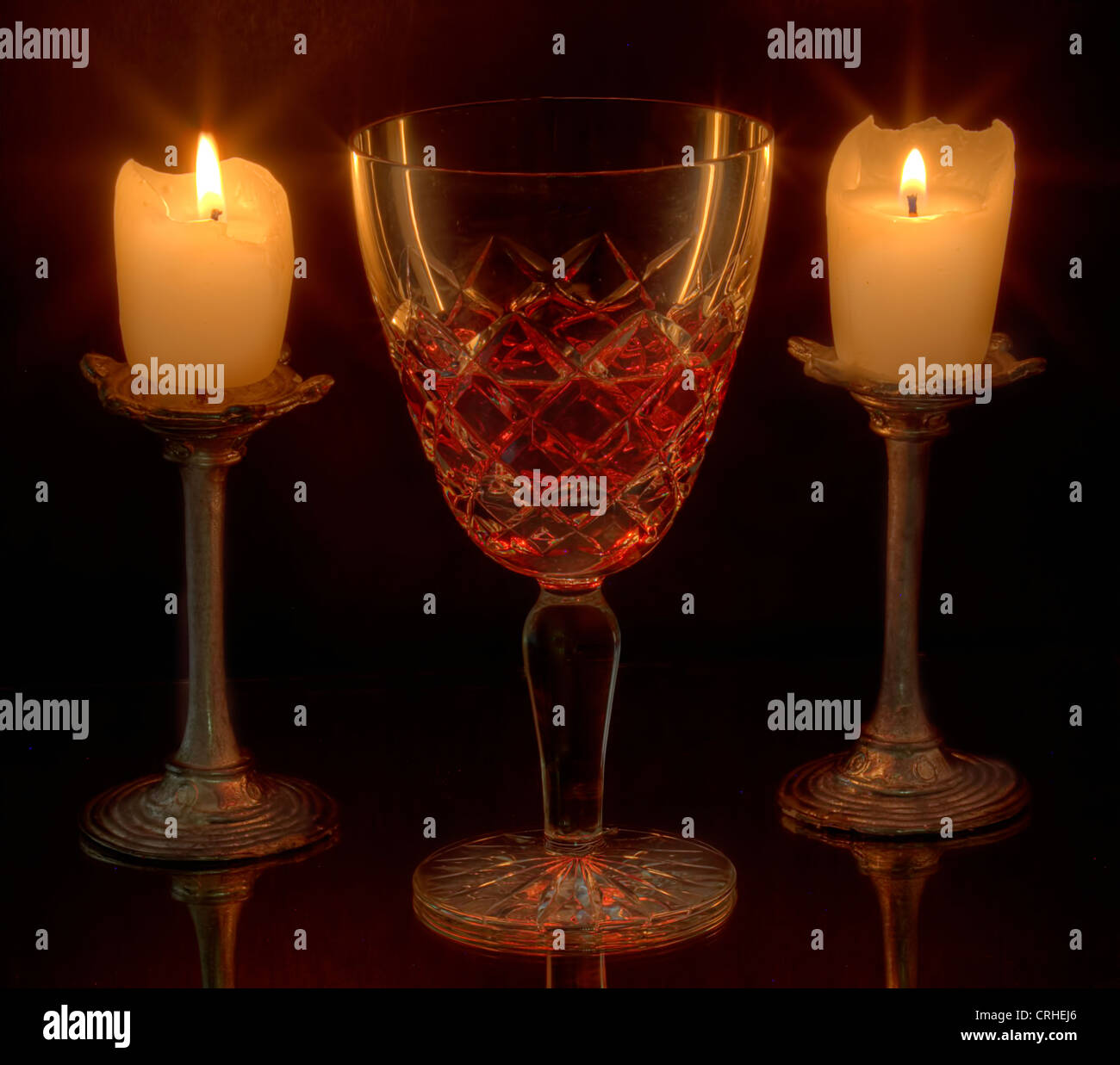 Glas Wein und zwei Kerzen Stockfoto