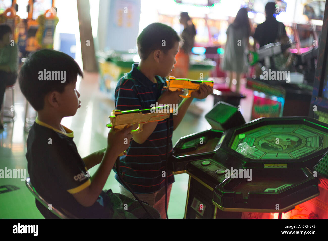 Gaming-Entertainment Spielhalle mit Käufern, in Peking, China. Stockfoto