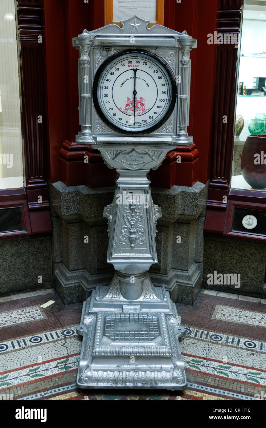 Eine alte öffentliche Waage Stockfotografie - Alamy