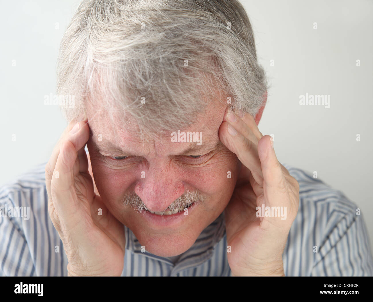 ein älterer Mann leidet sehr starke Kopfschmerzen Stockfoto