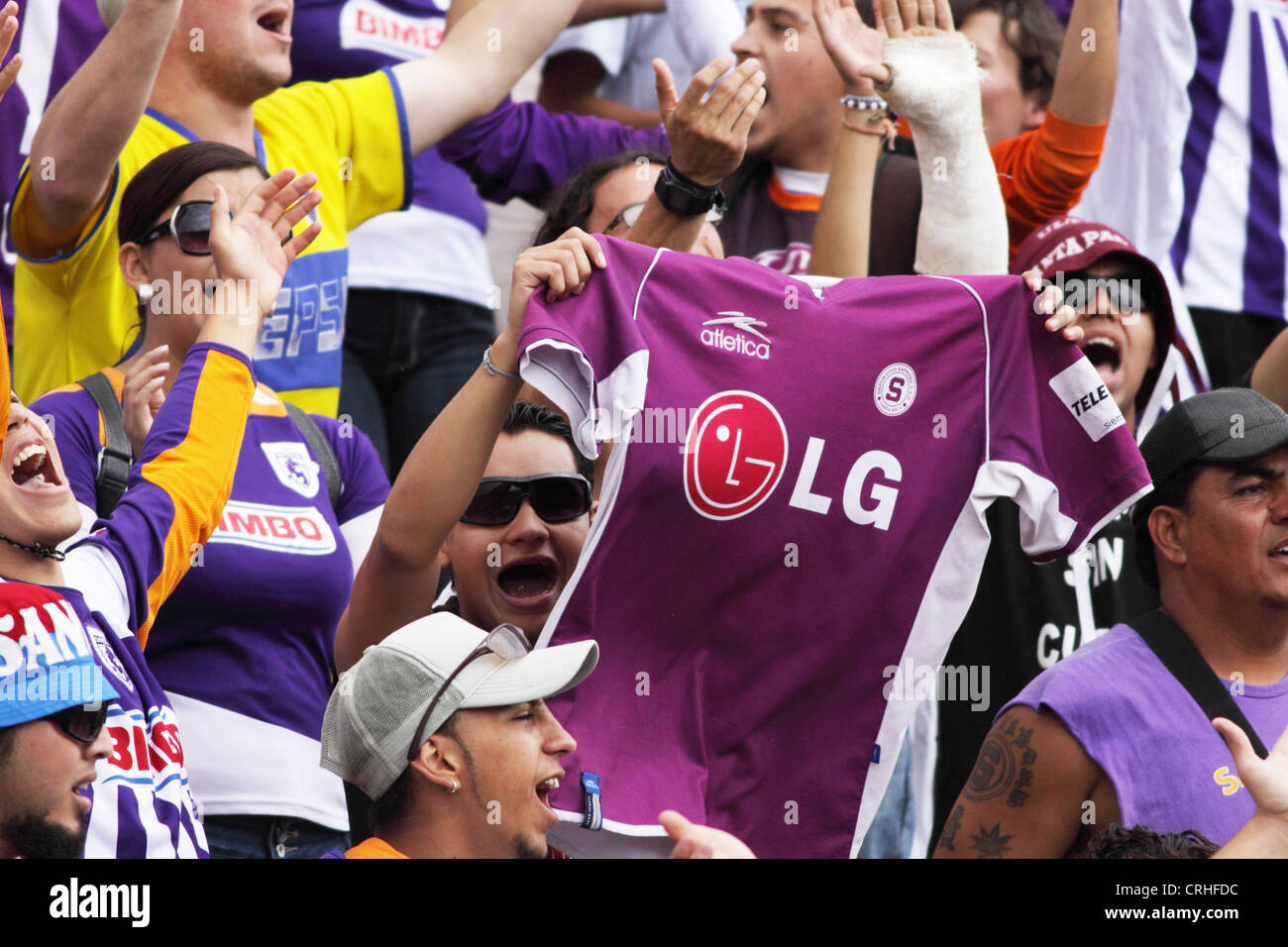 Fußball / Fußball-Fans von club Deportivo Saprissa im Stadion von Cartago, Costa Rica. Stockfoto