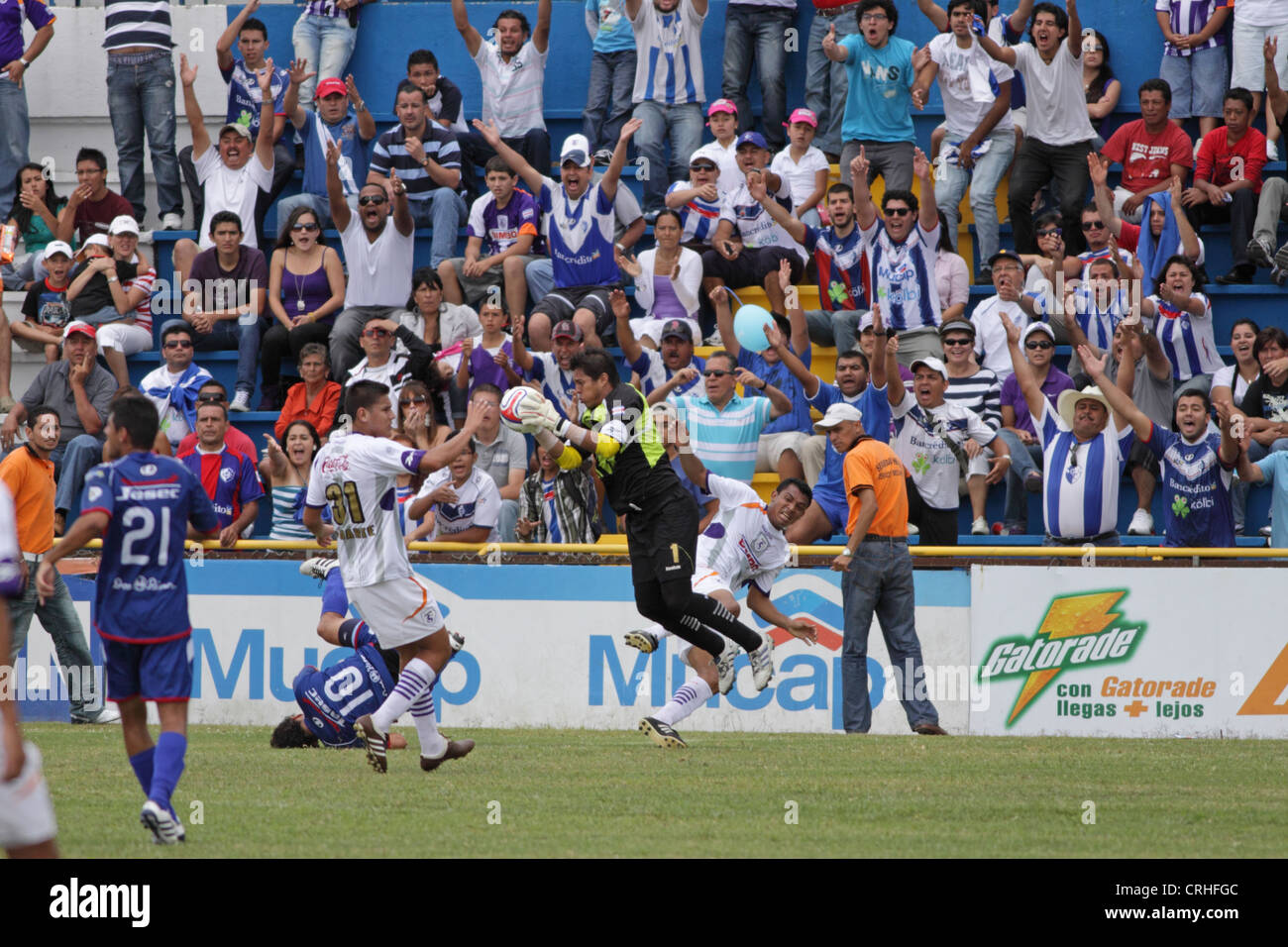 Fußball / Fußball-match zwischen Deportivo Saprissa und Cartago im Stadion Cartago, Costa Rica. Stockfoto