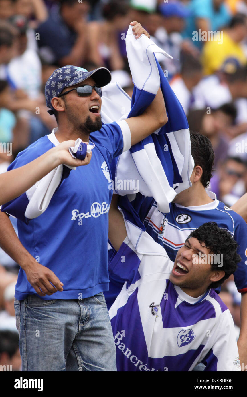 Fußball / Fußball-Fans von club Cartago im Stadion Cartago, Costa Rica. Stockfoto