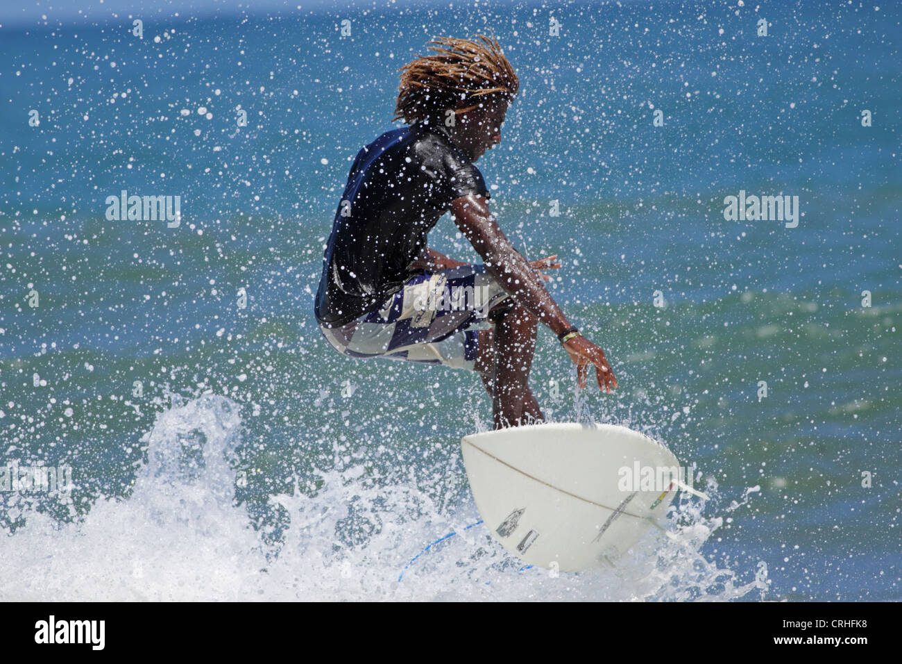 Surfer am Playa Cocles, Puerto Viejo, Süden Karibikküste Costa Rica. Stockfoto