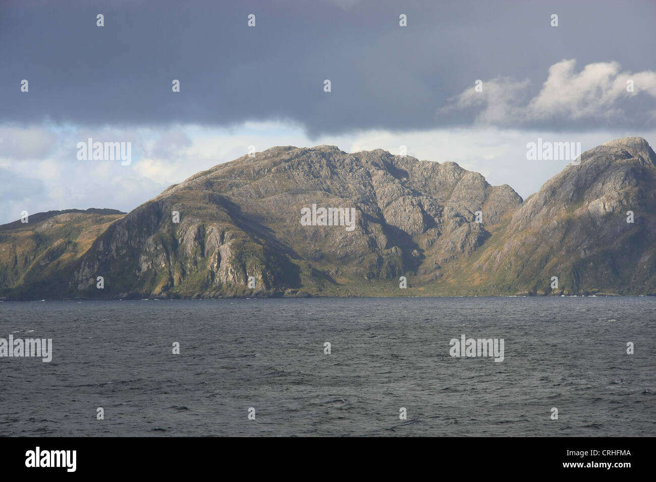 Bergwelt entlang den chilenischen Fjorden westlich von Punta Arenas Stockfoto