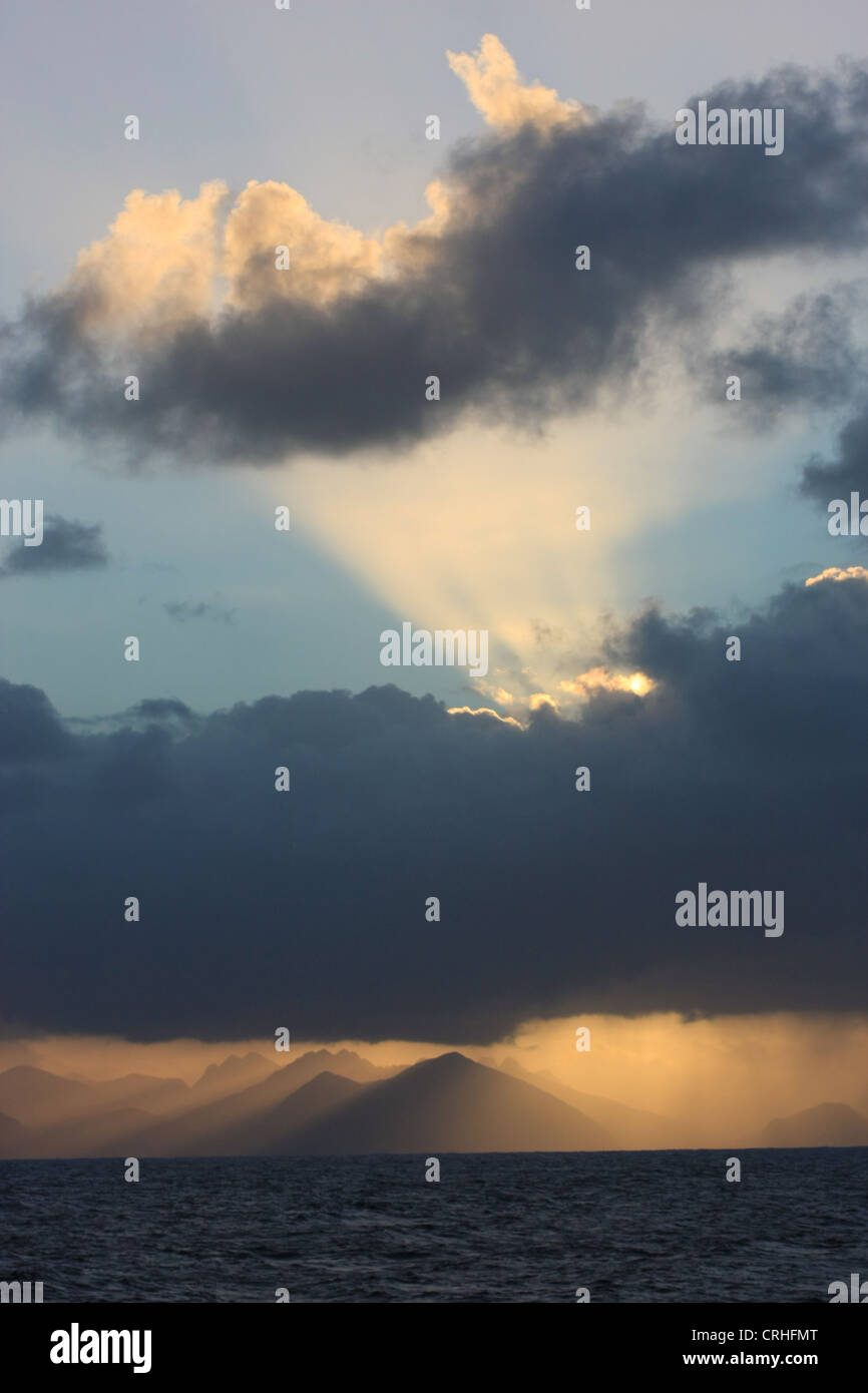 Himmlischer Sonnenaufgang über dem Küstengebirge von Patagonien in der Nähe von Clemente Island, Chile Stockfoto