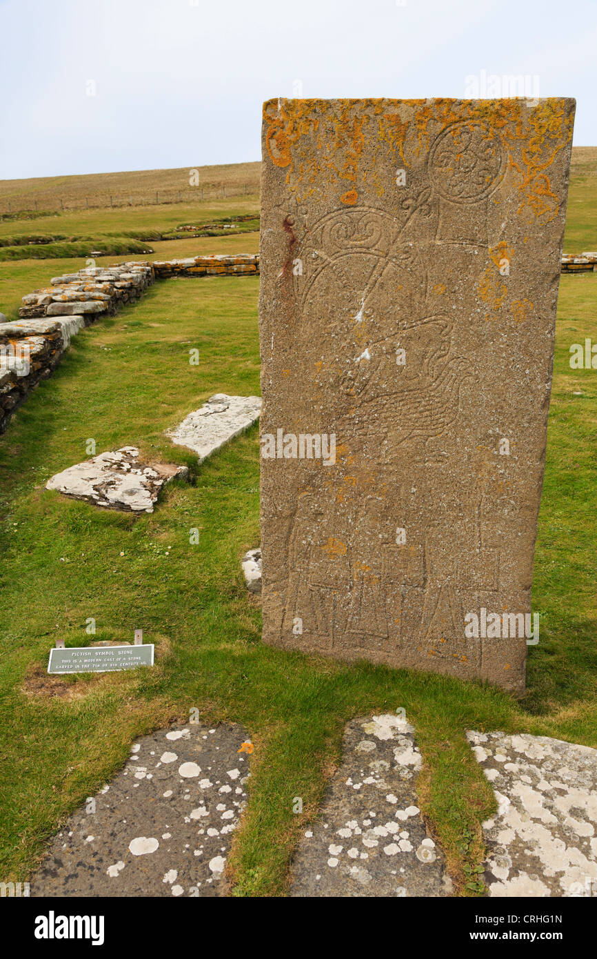 Replik von piktische Symbol Stein gefunden in nordischen Siedlung ausgegraben auf dem Brough of Birsay Orkney Islands, Schottland, UK, Stockfoto