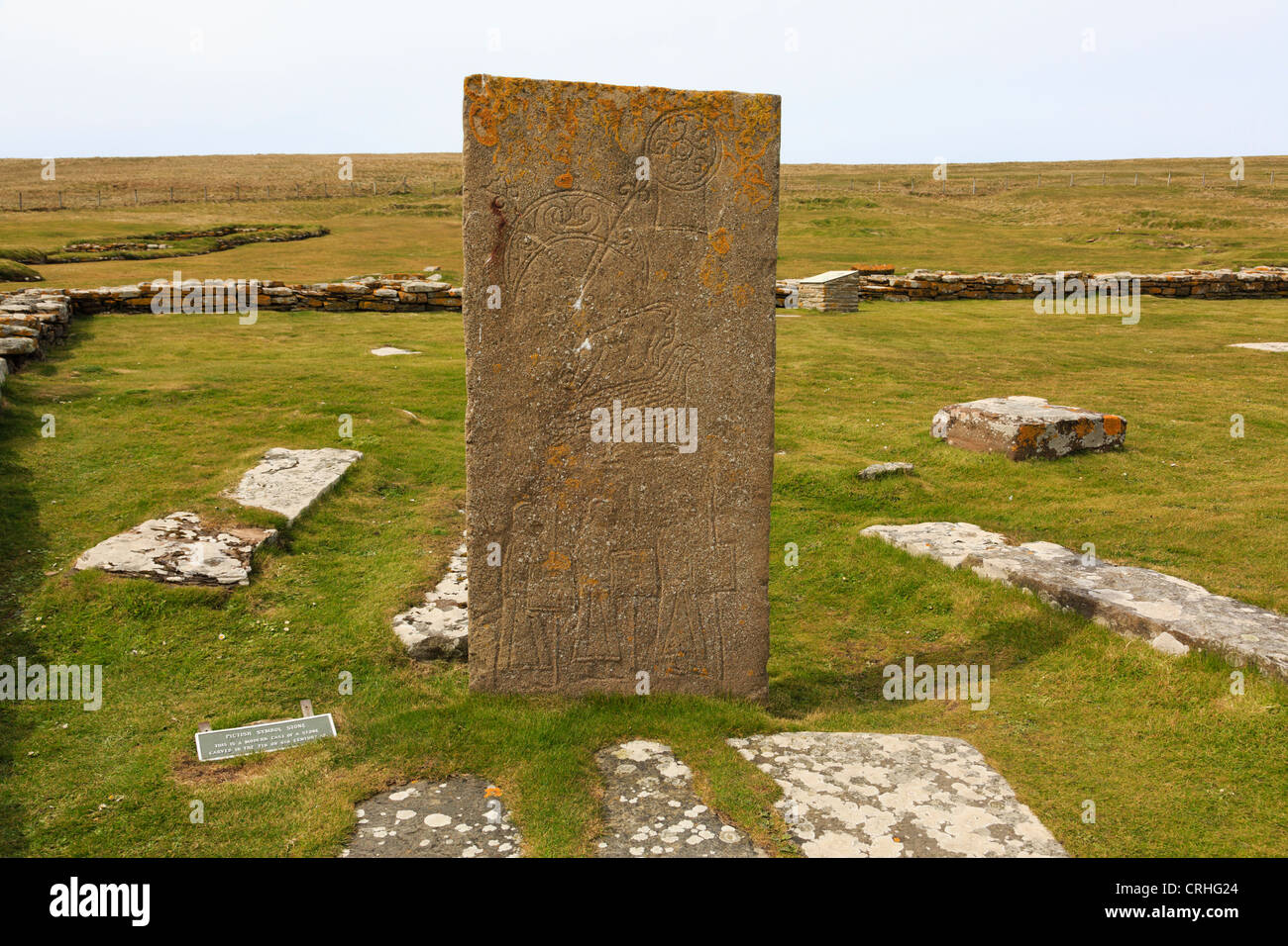 Replik von piktische Symbol Stein gefunden in nordischen Siedlung ausgegraben auf dem Brough of Birsay Orkney Islands, Schottland, UK, Stockfoto