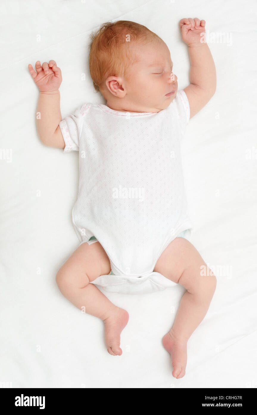 Neugeborenes Baby auf weißen Bettlaken schlafen Stockfoto